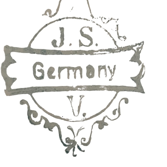 Porcelain Trinket Dish by German artist Johann Seltmann (JSV) - Picture 8 of 8